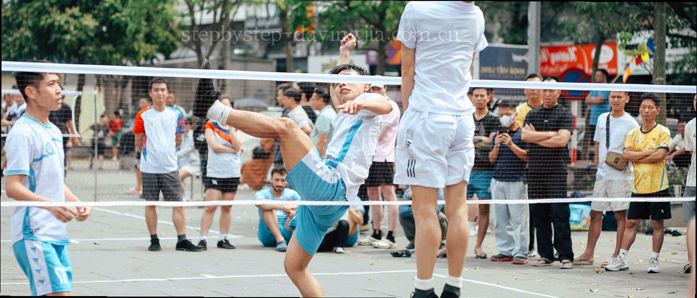 深浅错落的抽象纸层纹理，边缘泛起青色微光